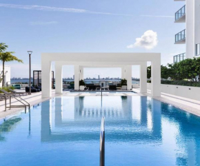 2BD Stylish & Modern Condo at Design District Pool